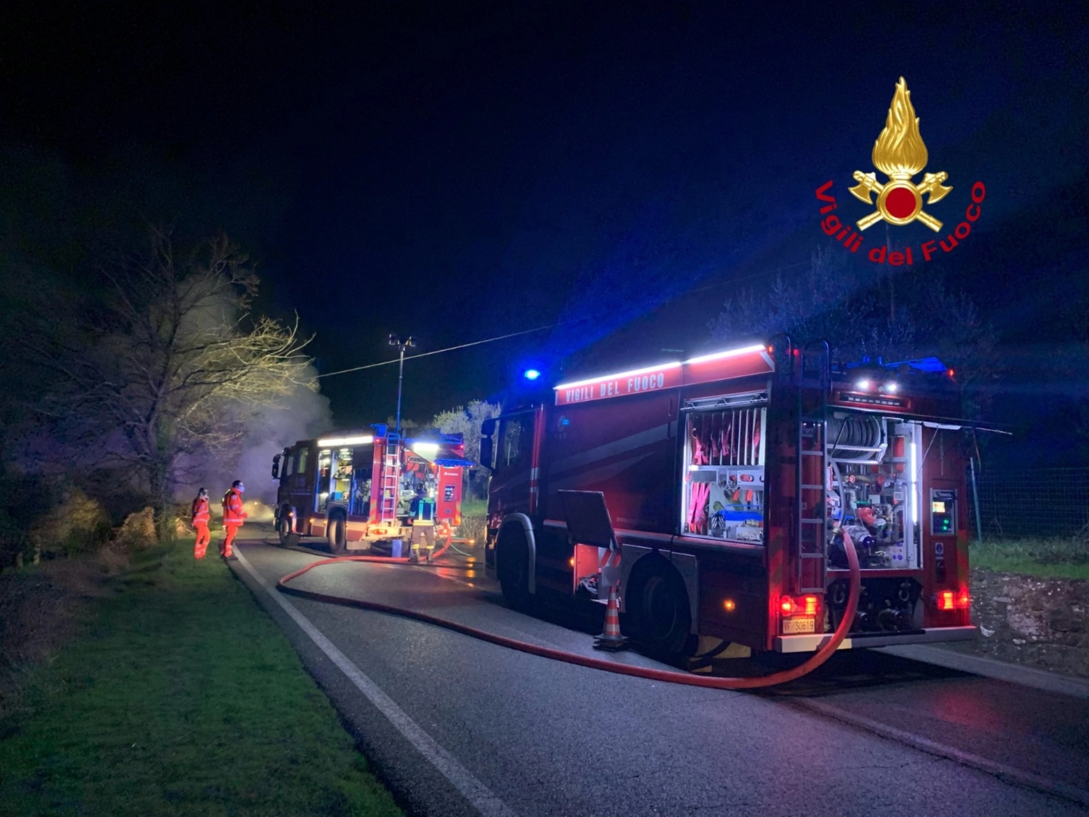 Fiesole, paura in via Faentina: bus a fuoco con 15 persone a bordo. La prontezza dell’autista evita la tragedia
